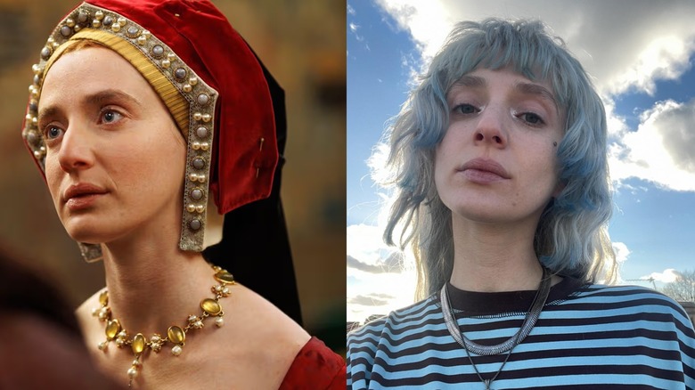 Lilit Lesser representada como Lady Mary a la izquierda y con cabello azul a la derecha.