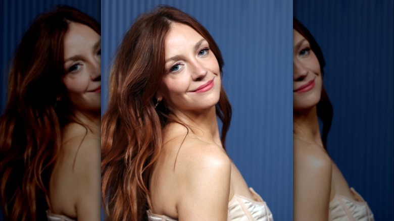 Abby Elliott en los Emmy 2026.