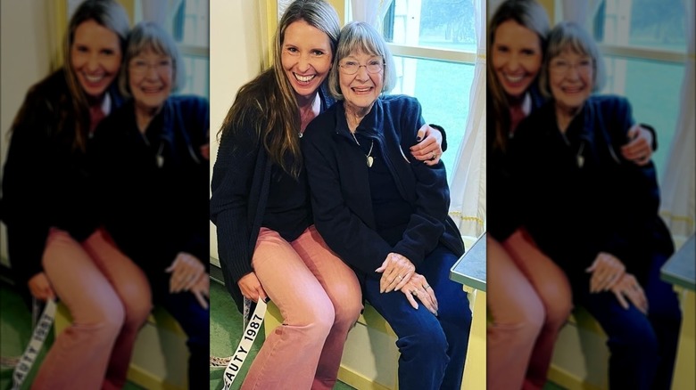 Wendi Lou Turnbaugh y Charlotte Stewart sentadas juntas y sonriendo