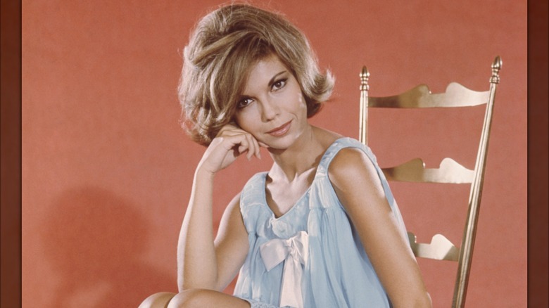 Nancy Sinatra descalza y en negligé para la película de 1964 'Get Yourself a College Girl', también conocida como 'The Swinging Set'.