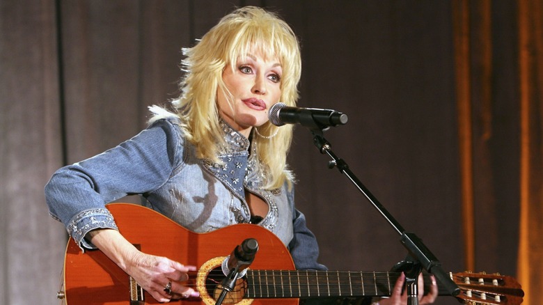Dolly Parton actúa en la fiesta previa al Oscar de Weinstein Co. en el Pacific Design Center el 4 de marzo de 2006.