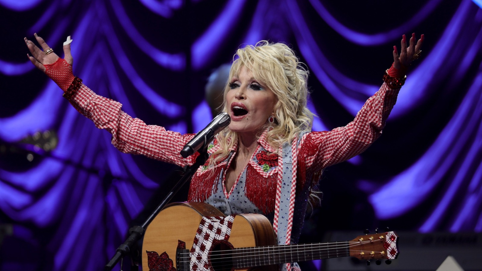 Por qué Dolly Parton siempre usó mangas largas y la inseguridad no tuvo nada que ver con eso