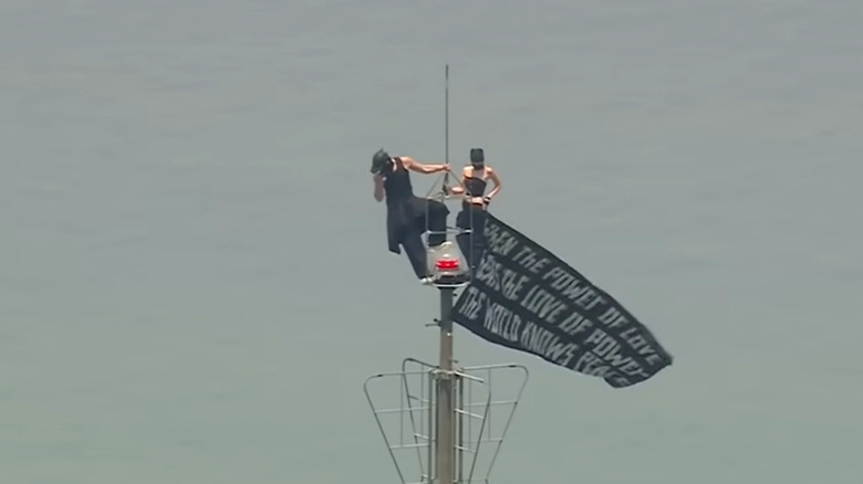 Pareja protestando en lo alto del Empire State Building