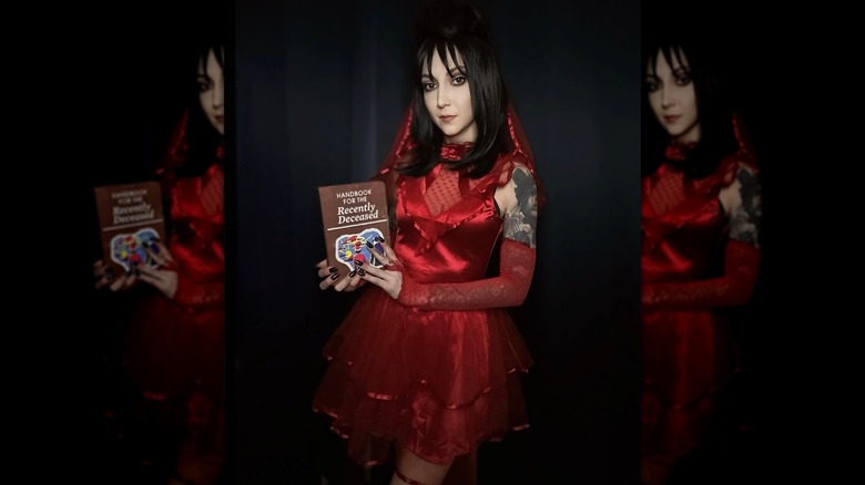 Una mujer viste un disfraz corto de Lydia Deetz de 
