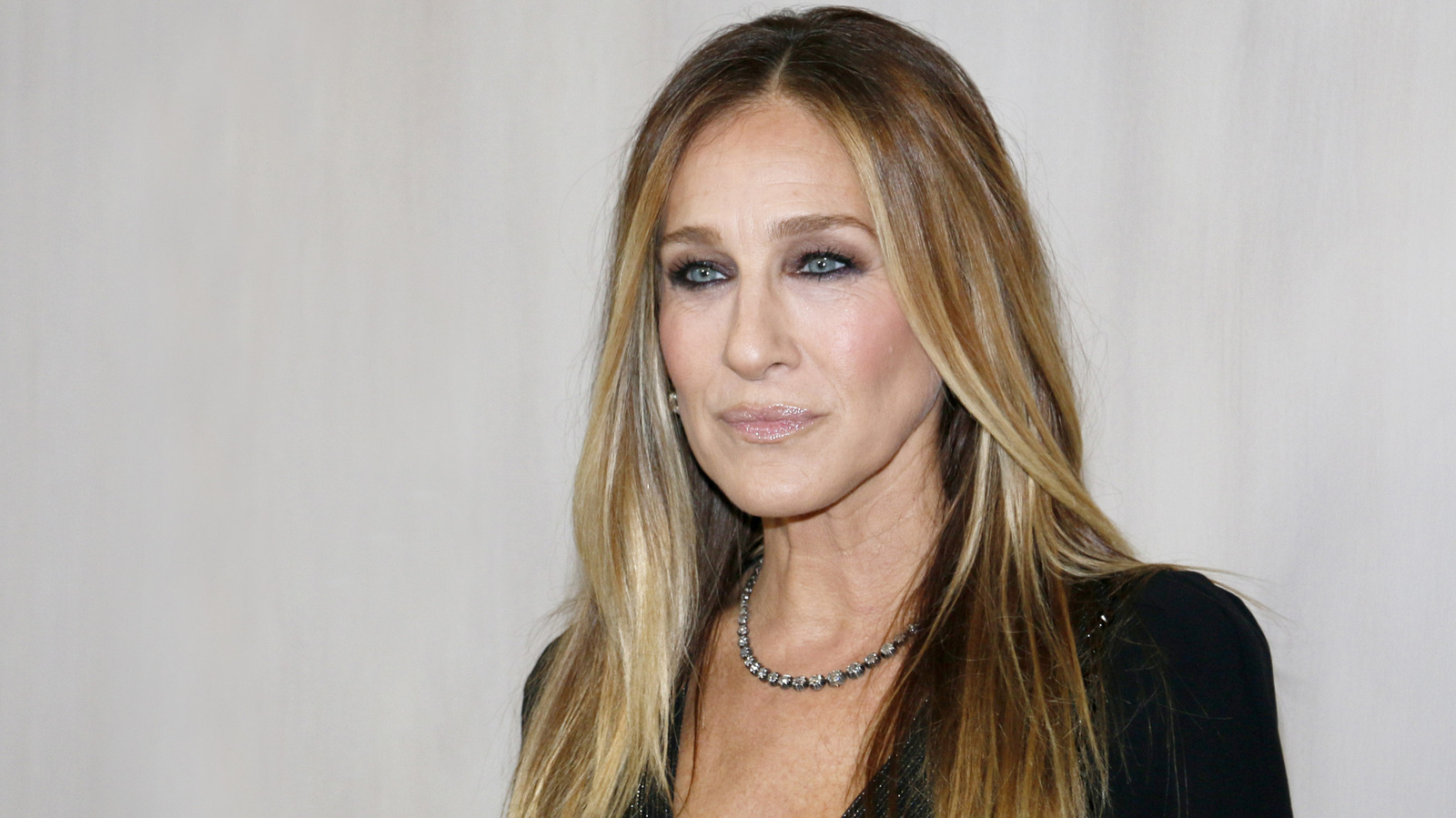 Sarah Jessica Parker aceptó plenamente las canas y su cabello luce más que impresionante