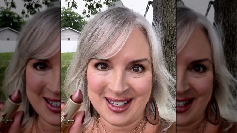 Mujer con lápiz labial rosa esmerilado