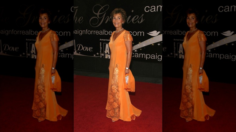 Judy Sheindlin con un vestido naranja vibrante con adornos de encaje.