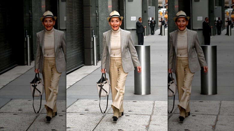 Judy Sheindlin llevaba un sombrero de fieltro beige y negro con un jersey de cuello alto color crema y una chaqueta gris.