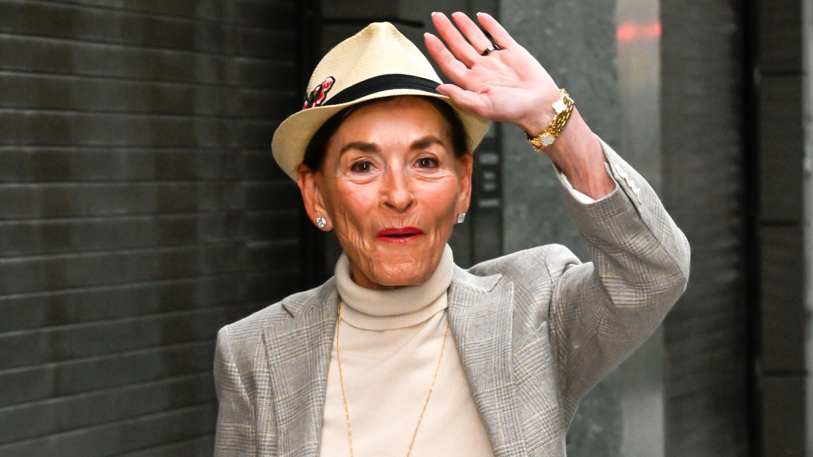 Fuera de la sala del tribunal, la jueza Judy es discreta, una reina de la alta costura