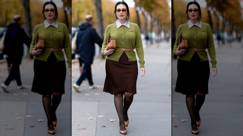 Una mujer que llevaba un suéter chartreuse