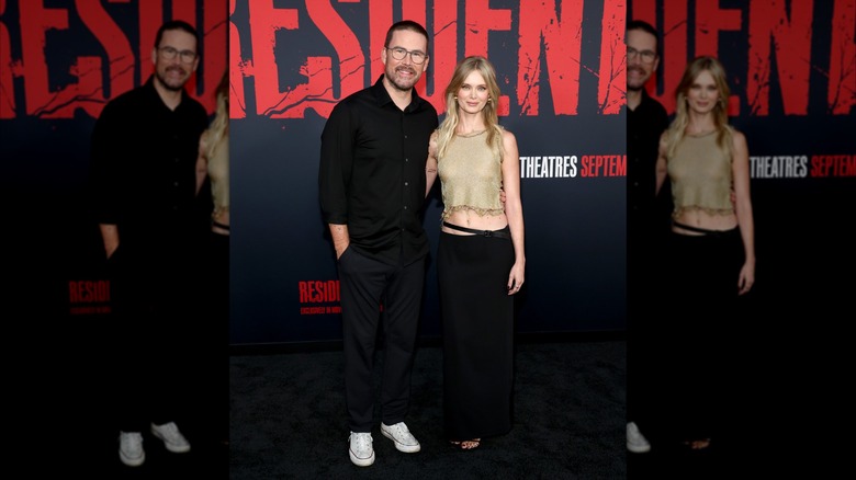 Zach Cregger y Sara Paxton se abrazan en la alfombra roja