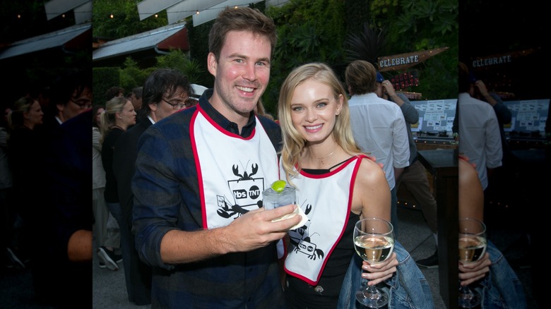 Zach Cregger y Sara Paxton sonriendo juntos y sosteniendo bebidas