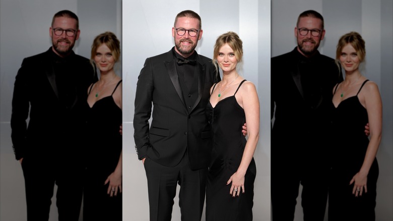 Zach Cregger y Sara Paxton juntos de negro