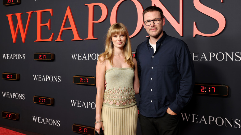Sara Paxton sonríe con Zach Cregger en la alfombra roja