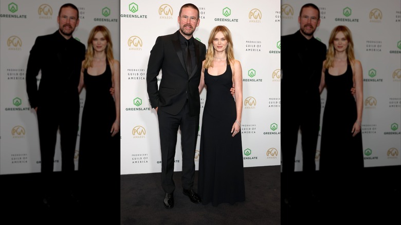 Zach Cregger y Sara Paxton sonríen juntos vestidos completamente de negro