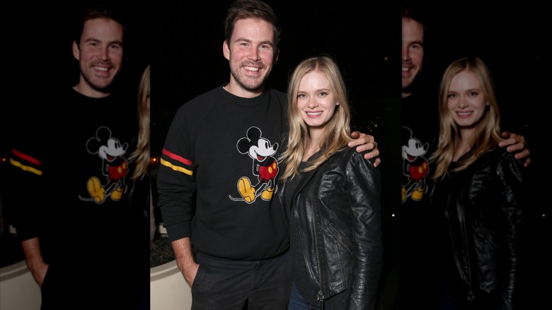 Zach Cregger rodea a Sara Paxton con su brazo en una linda foto