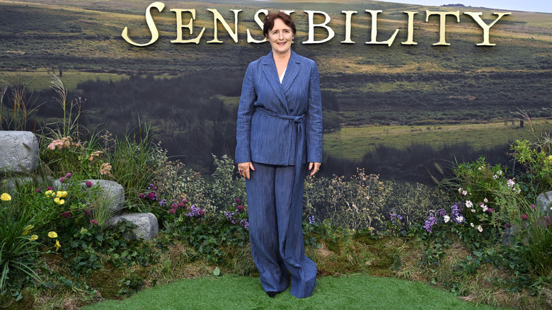 Fiona Shaw con un traje azul en el 