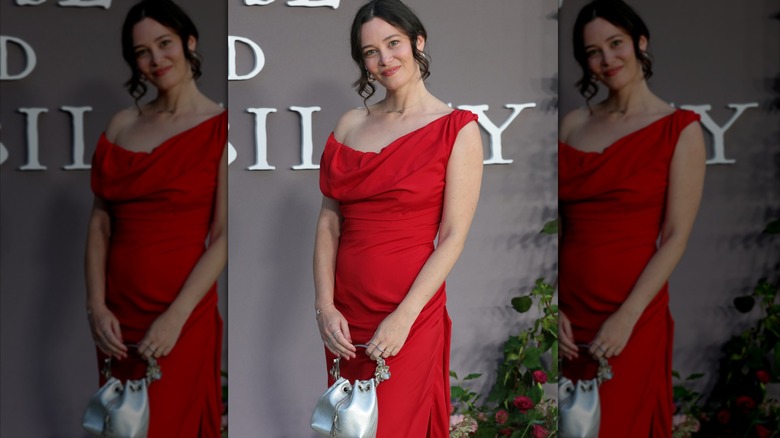 Bethany Slater con un vestido rojo en el estreno de Sentido y Sensibilidad