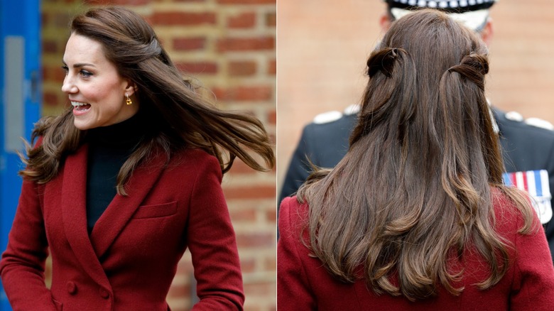 Kate Middleton con abrigo rojo y pelo liso en febrero de 2017