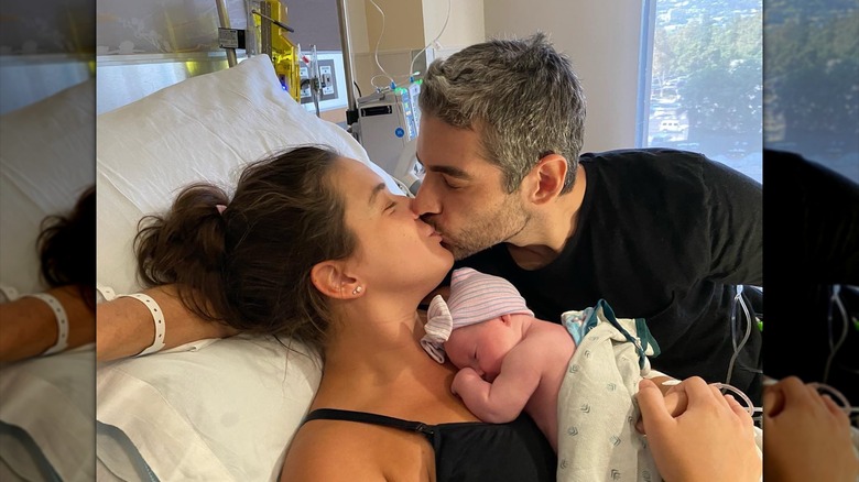 Alaia Baldwin con su marido y su hija recién nacida Iris