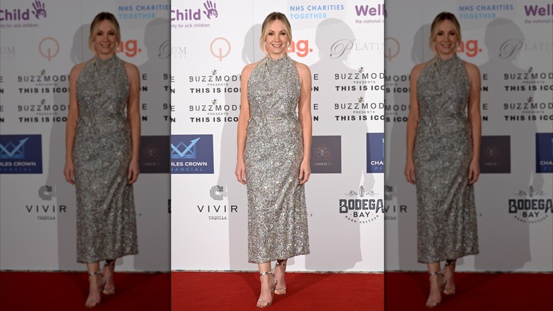 Joanne Froggatt luce un vestido halter brillante en un evento de recaudación de fondos de moda de 2021
