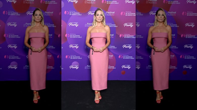 Joanne Froggatt luce un vestido rosa con hombros descubiertos en Mónaco en 2022