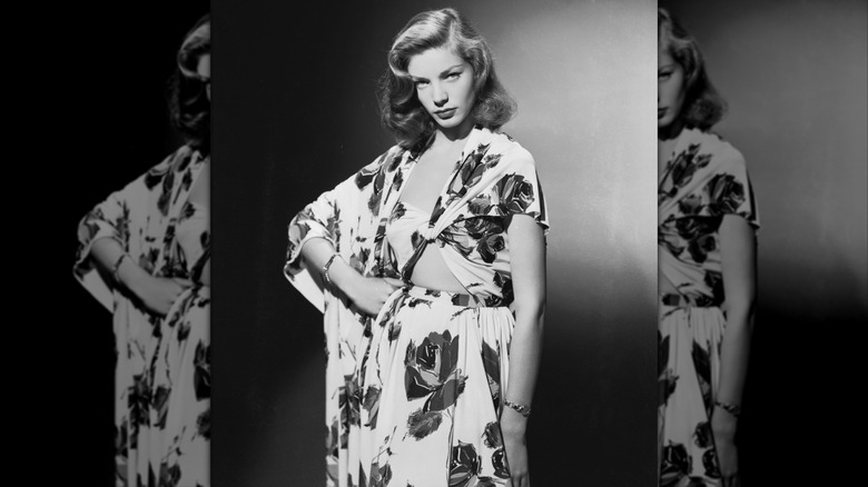 Lauren Bacall con un traje de verano con estampado floral alrededor de 1945