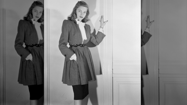 Lauren Bacall con un abrigo a cuadros de Nettie Rosenstein y una falda lápiz en una foto promocional en febrero de 1945.