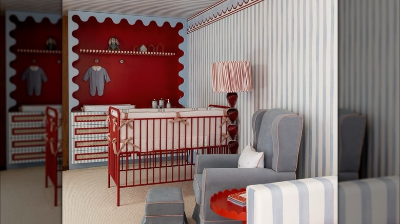 Cuarto de bebé azul y rojo con detalles en gris