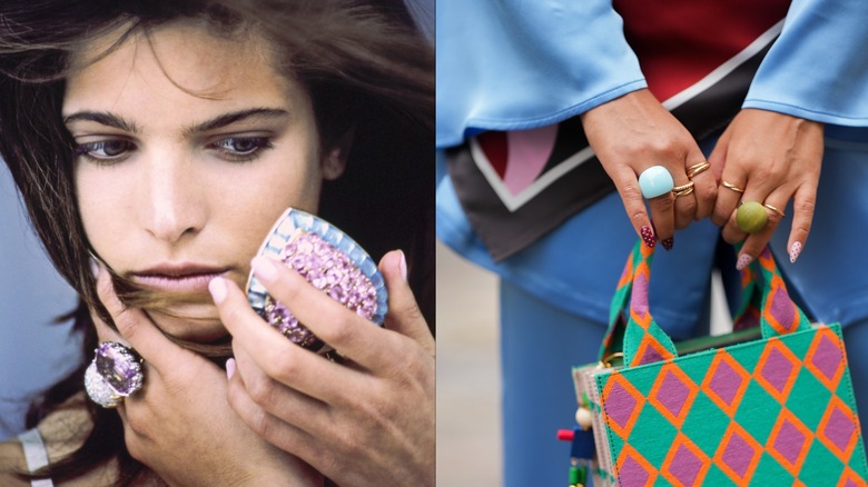 La modelo Stephanie Seymour lleva un anillo de cóctel y sostiene un espejo a la izquierda y una mujer sosteniendo un bolso con anillos de cóctel a la derecha.