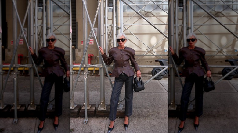 Grece Ghanem con una chaqueta con hombreras, gafas de sol atrevidas y tacones puntiagudos