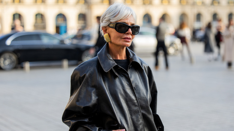 Grece Ghanem posa con una chaqueta de cuero negra y gafas de sol negras