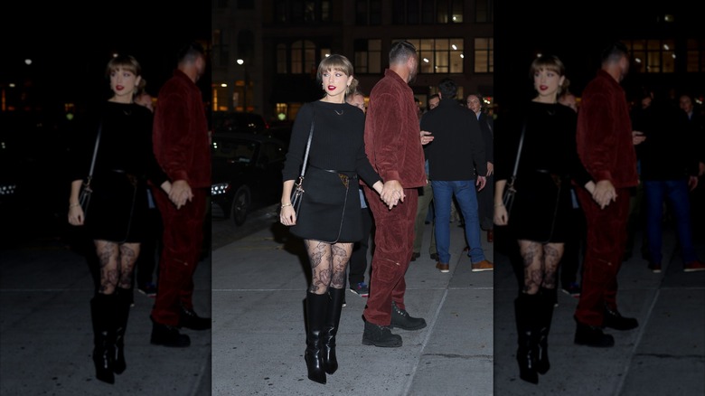 Taylor Swift usa un top y una falda negros con medias florales mientras sale con Travis Kelce