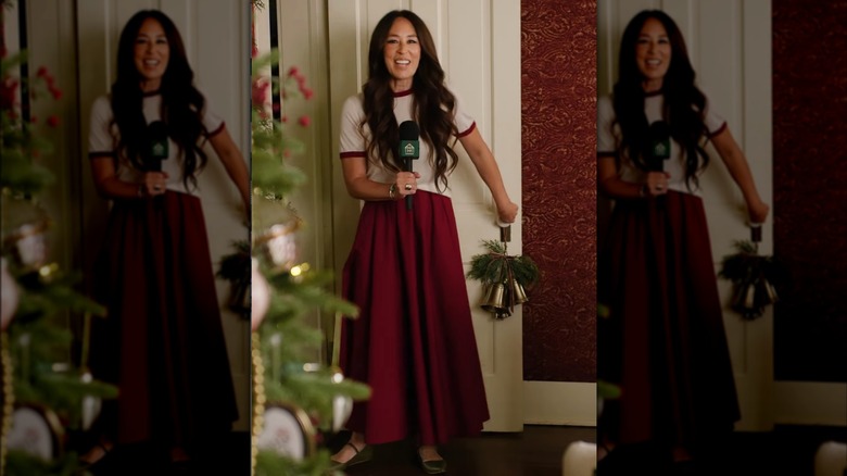 Joanna Gaines con camiseta blanca y falda larga roja