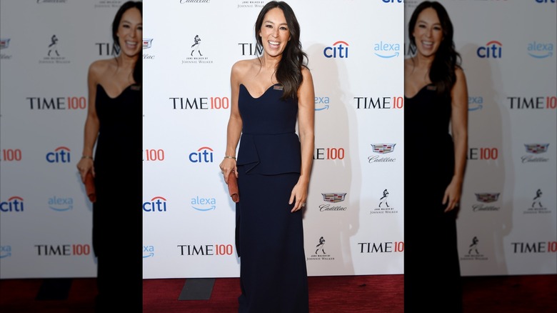 Joanna Gaines con un vestido azul marino