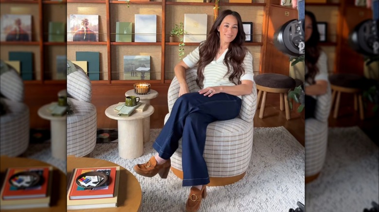 Joanna Gaines sentada en una silla