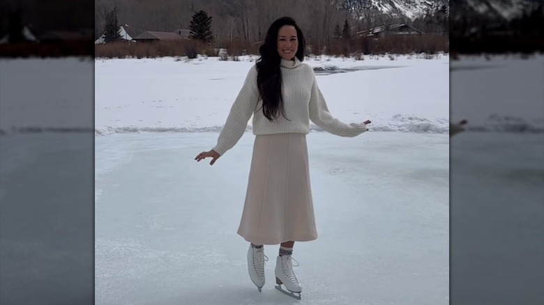 Joanna Gaines en patines sobre hielo