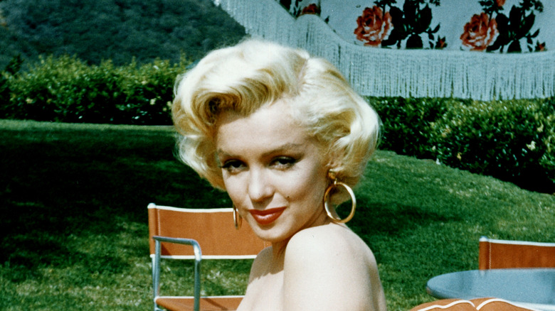 Marilyn Monroe con aros dorados