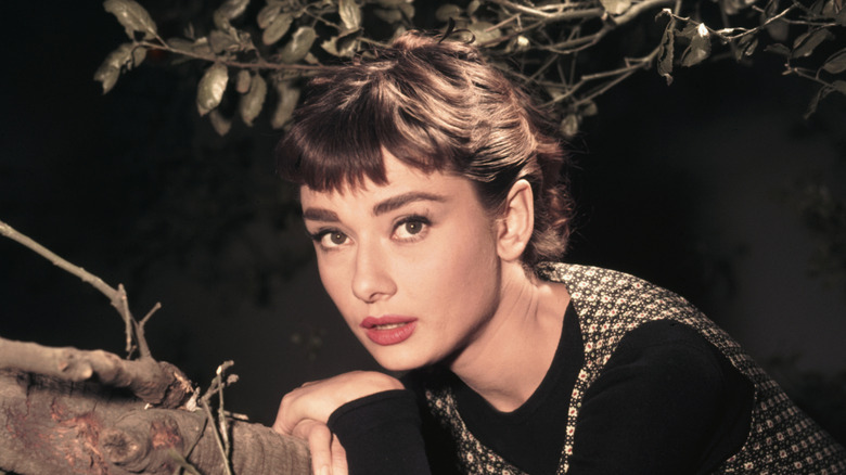 Audrey Hepburn con lápiz labial rojo