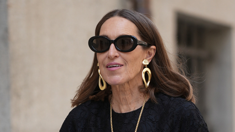 Una mujer que llevaba un par de pendientes de aldaba de oro.