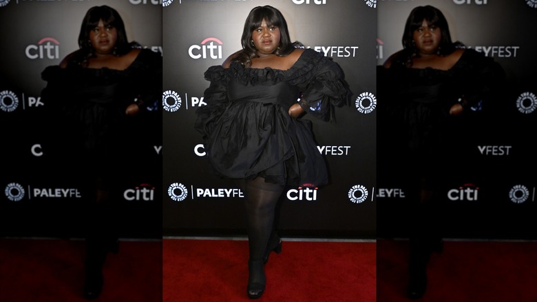 Gabourey Sidibe con un vestido negro con volantes