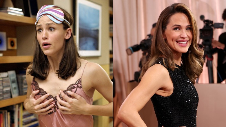 Fotos lado a lado de Jennifer Garner en una escena de 13 Going on 30 (izquierda) y posando en la alfombra roja (derecha)