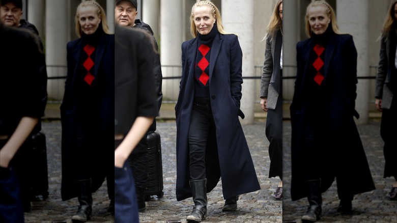 Gillian Anderson con jeans ajustados durante la Semana de la Moda de París en marzo de 2026