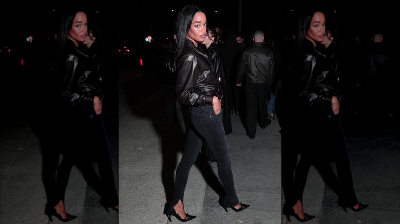 Laura Harrier con jeans ajustados y una chaqueta de cuero durante la Semana de la Moda de Milán en febrero de 2026