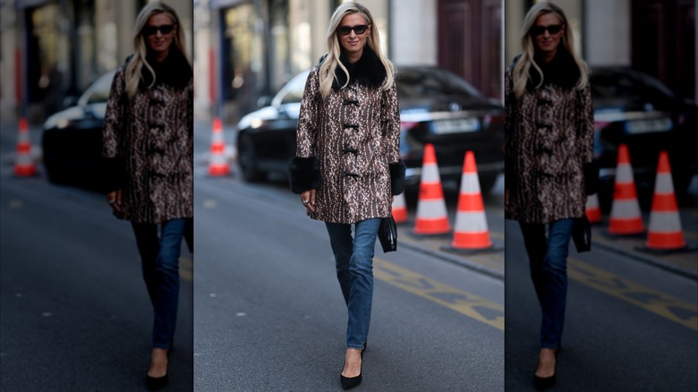 Nicky Hilton con jeans ajustados y una chaqueta con estampado de ciervo durante la Semana de la Moda de París en octubre de 2026