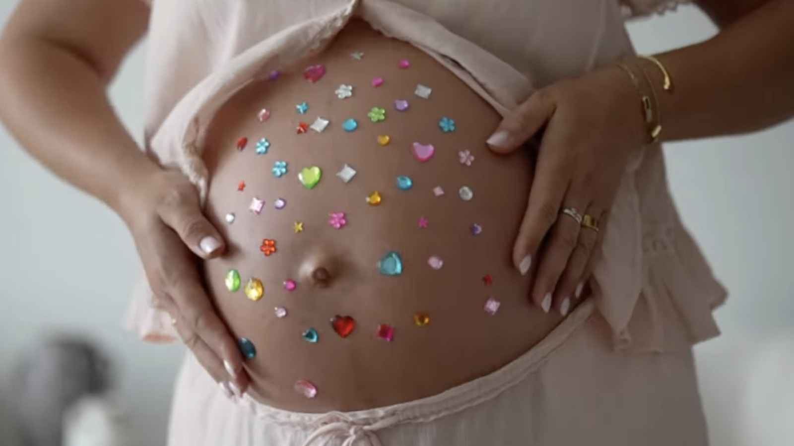 The Bedazzled Baby Bump es la nueva tendencia más genial en sesiones de fotos de maternidad