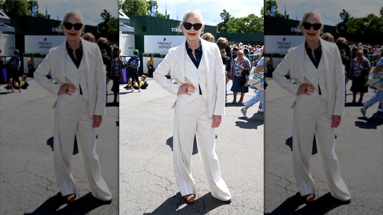 Elizabeth McGovern fotografiada en 2023 con un traje blanco y gafas de sol