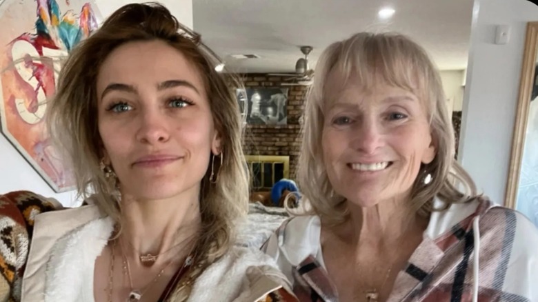 Debbie Rowe sonriendo mientras se toma una foto con Paris Jackson.