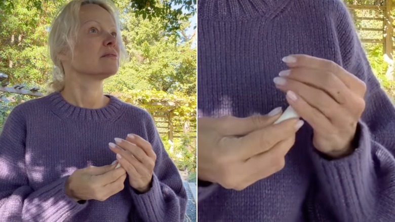 (L) Pamela Anderson con un suéter morado mientras se aplica un producto para los labios; (R) La manicura francesa lechosa de Pamela Anderson