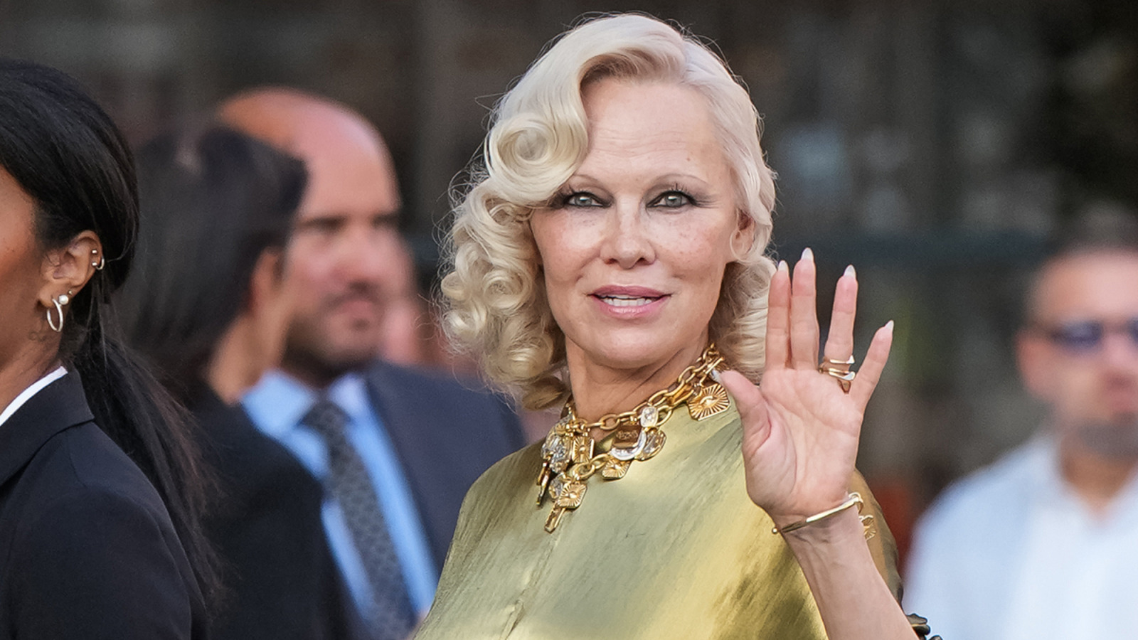 Pamela Anderson combinó 2 looks de uñas modernos con esta elegante manicura